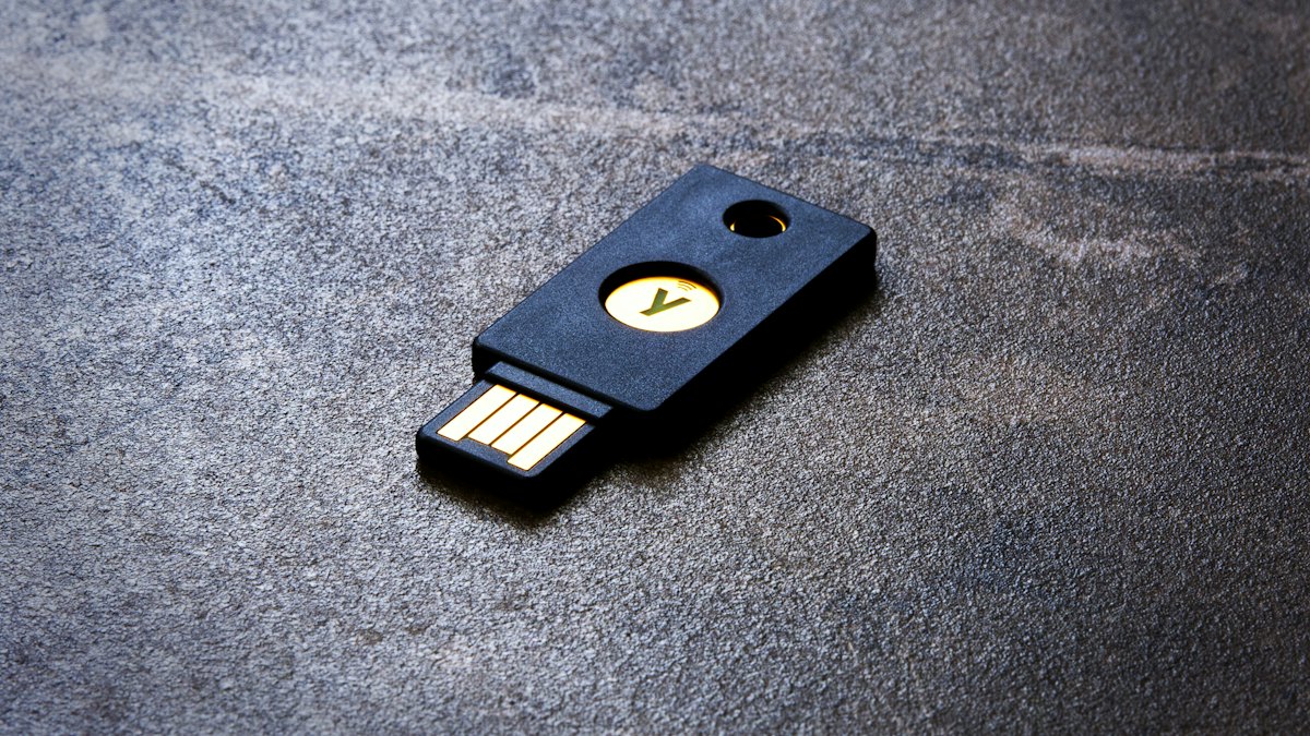 Dijital sertifika saklayan USB güvenlik anahtarı